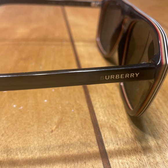 Burberry Embossed Check Square Sunglasses Polarized Made in Italy - Picture 4 of 16